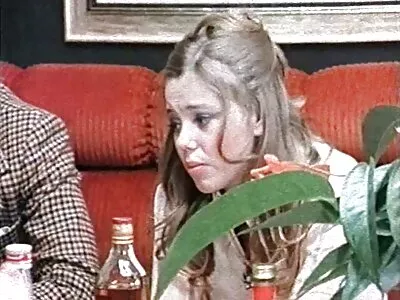 Закръглено маце с малки цици, записано, докато porno golqm kur прецакано отзад