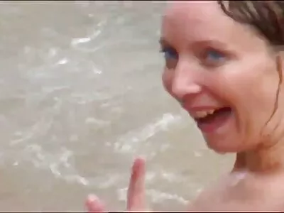 Русокоса porno lizbiiki маценка показва циците си