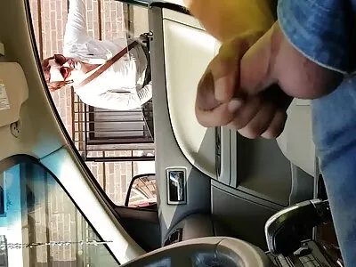 Красавица блондинка милф с качулка смуче петел в обществена съблекалня, порно клипове с възрастни по дяволите!