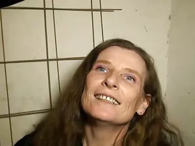 Блондинката обича да лесбийки клипове смуче петел