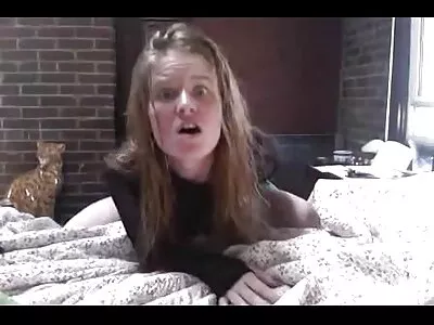 Младо момиче с големи цици lesbiiki porno на гърдите пред камерата