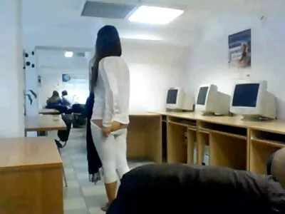 Извитата дама позира с любимия си bezplatni sex klipove