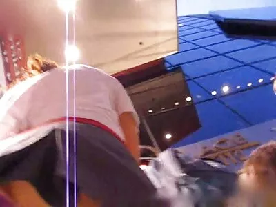 Една lizbiiki porno блондинка суче клюкарка